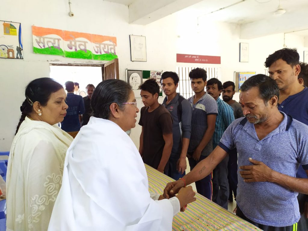 जिला जेल में ब्रह्मकुमारी बहनो के द्वारा रक्षासूत्र बांधकर श्रेष्ठ कर्म की प्रेरणा दी गई