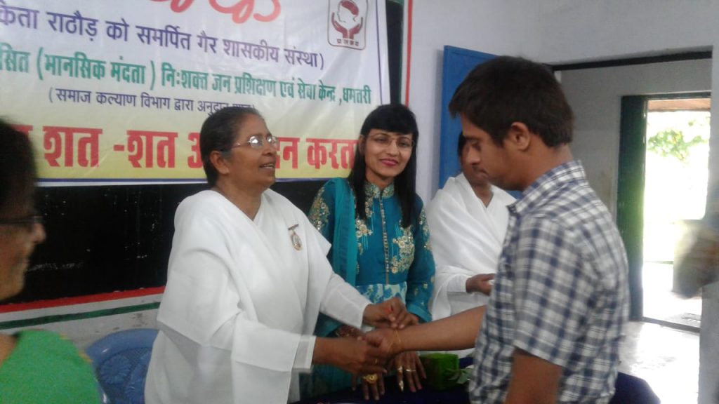रक्षाबधन पर ब्रह्मकुमारी बहनो के द्वारा रक्षासूत्र बांधकर बधाई दी